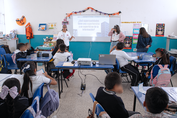 21 Estudiantes de Innovación Educativa UATx promueven el consumo responsable de información en la FLEEX 2025 (1)