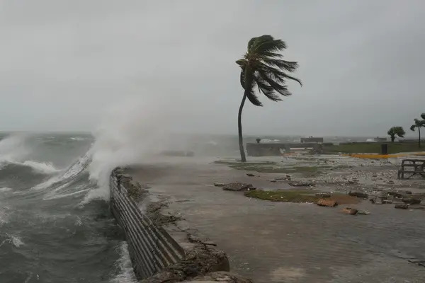 El NHC mantiene un aviso de huracán para Bermudas, donde se espera que las condiciones de tormenta tropical comiencen más tarde hoy