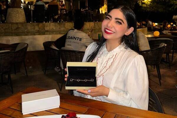 La delegada del Bienestar en la microrregión 8 de Libres, Anallely López Hernández, ha sido exhibida en redes sociales por sus lujos