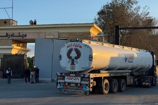 Un video mostró un primer grupo de camiones moviéndose desde el lado egipcio de la frontera hacia el cruce de Rafah en camino a Gaza