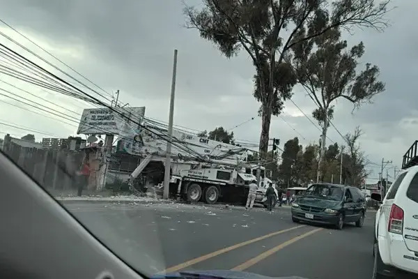 El accidente fue sobre la carretera a Valsequillo, el conductor de la grúa perdió el control en la curva y se impactó contra inmuebles