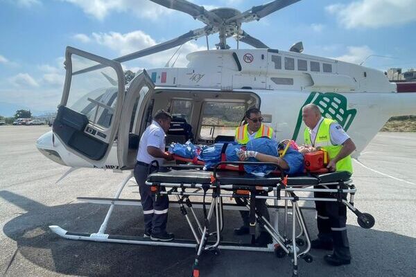 A través de la Secretaría de Salud y el IMSS-Bienestar, coordinó exitosamente el traslado de una mujer que presentó complicaciones