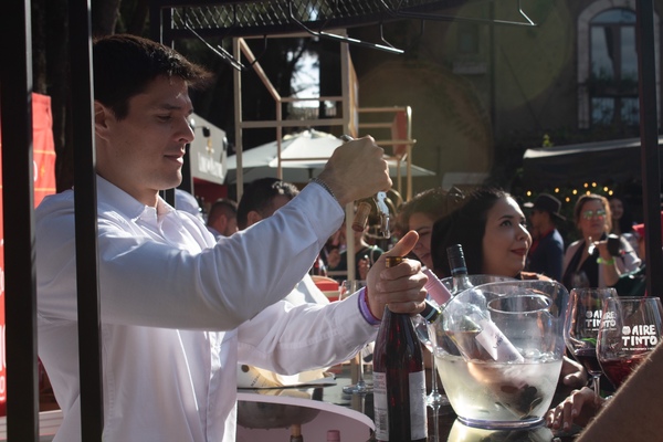 El festival Aire Tinto se ha consolidado como una de las experiencias más esperados para los amantes del vino, la gastronomía y la música
