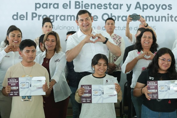 Alejandro Armenta entrega 12.4 mdp para Obra Comunitaria y becas de conectividad en Tulcingo