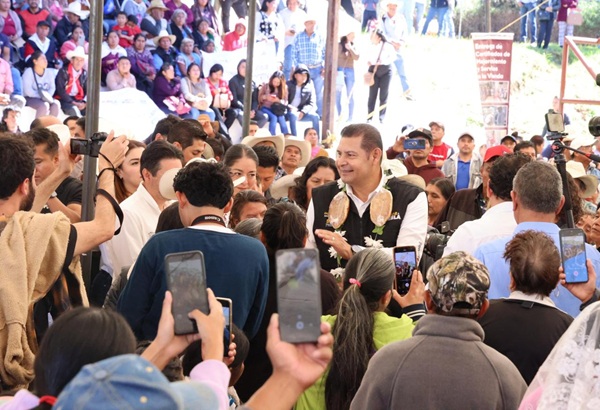 Armenta entrega 8.3 mdp en apoyos para fortalecer la producción agrícola, pecuaria y cafetalera de 9 municipios