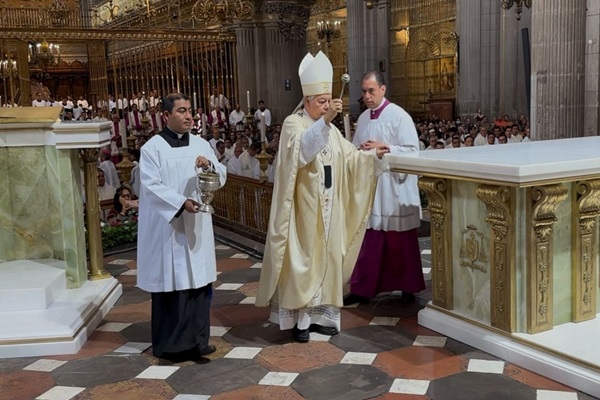 Arzobispo consagra nuevo altar, ambón y cátedra elaborados en Verona