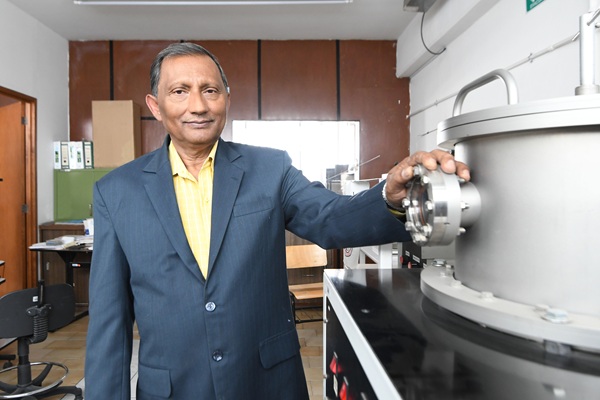 BUAP En el Instituto de Física el doctor Pal diseña y fabrica nanomateriales para biotecnología y electrónica