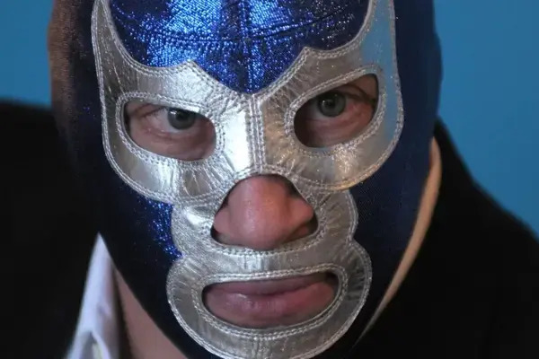 El luchador Blue Demon Jr. está estable y fuera de peligro, aunque continúa recibiendo atención médica especializada, según un comunicado