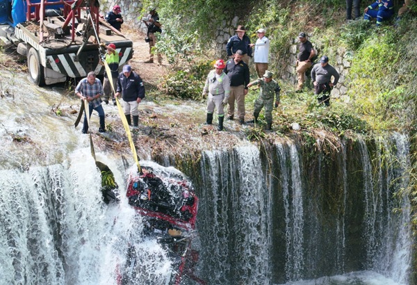 Buzos de la Secretaría de Marina buscan a desaparecidos en presa de Tenango; encuentran vehículo