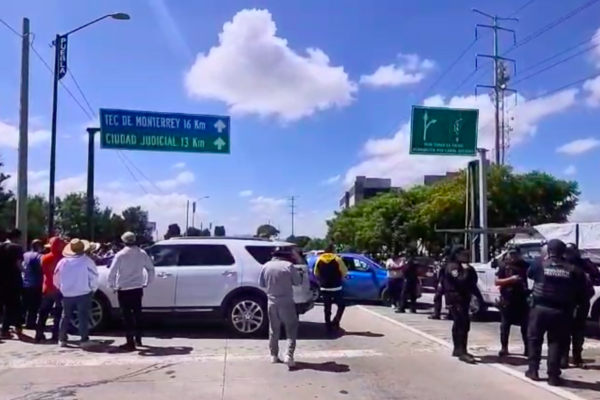 El bloqueo provocó que se formara una gran fila de autos que comenzó a entorpecer también la autopista México-Puebla
