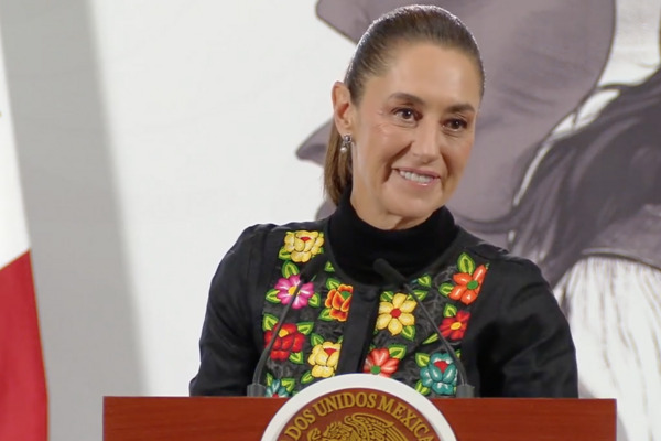 Al finalizar el acto de México Canta y sin previo aviso, Sheinbaum decidió no dar la palabra a los reporteros, como acostumbra cada mañana