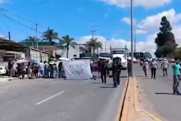Los manifestantes bloquearon el bulevar Valsequillo como protesta para exigir los topes que faciliten el cruce de peatones