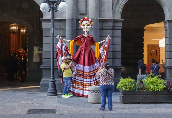Catrinas y flores engalanan el Centro Histórico de Puebla por temporada de muertos