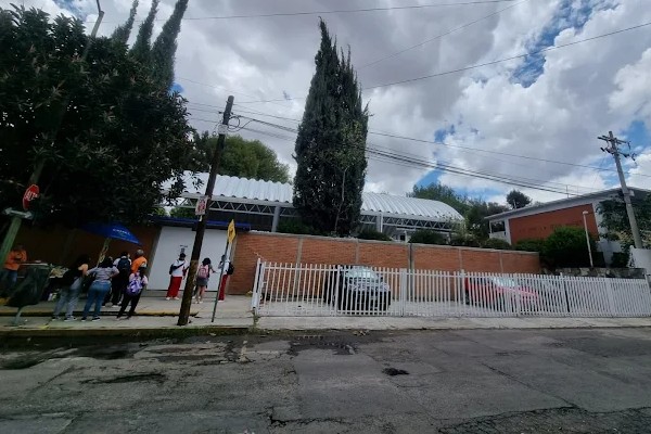 Las madres y alumnos llegaron a las instalaciones del CAM Jean Piaget con la suspensión en mano para realizar la notificación judicial