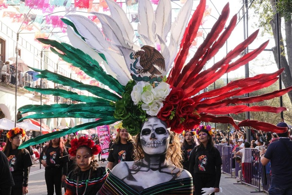 Color, tradición y alegría llenan las calles de Tlaxcala con el desfile de “La Feria de Ferias 2025”