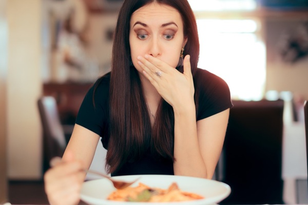 Comidas que “repiten” causas médicas y los errores comunes con el omeprazol