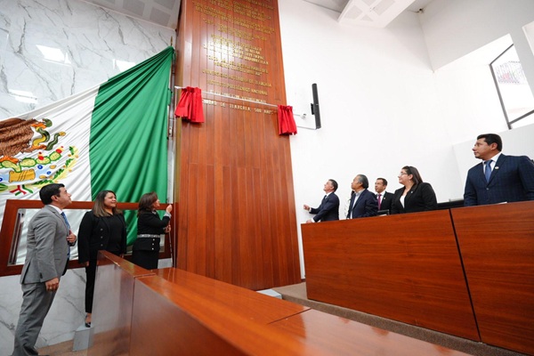 Congreso devela letras doradas “Ciudad de Tlaxcala, 500 años”