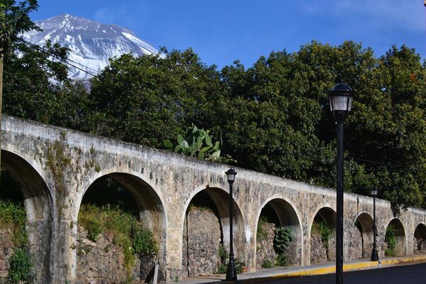 El acueducto de Tochimilco es uno de los pocos que aún se conservan desde el siglo XVI y su arquería está compuesta por catorce arcos