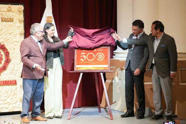 Develan placa conmemorativa por los 500 años de la Fundación de Tlaxcala