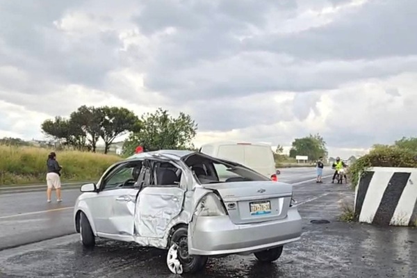 Dos adultos mayores muertos y un herido deja choque contra objeto fijo en la autopista Atlixcáyotl