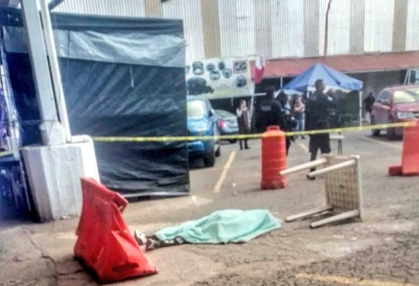 Ejecutan a vigilante en estacionamiento del tianguis La Fayuca; hay dos detenidos