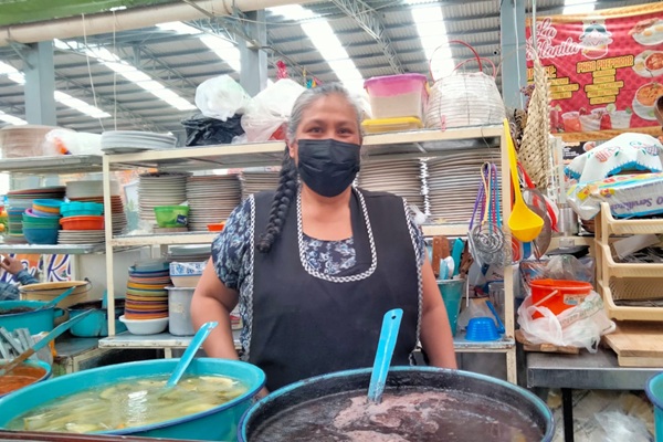 “El mole de caderas se defiende desde el mercado” Carmen Blanco, cocinera tradicional