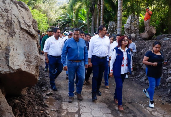 Entre 500 pobladores de Pahuatlán logran abrir camino alterno, destaca edil ante Armenta