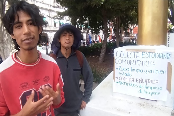 Estudiantes de Huauchinango y Pahuatlán recolectan víveres en el Zócalo de Puebla