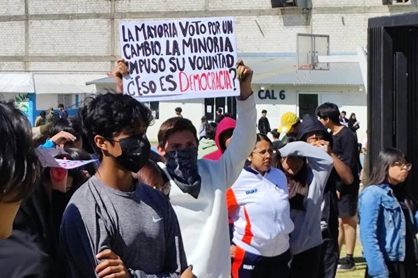 Estudiantes de la Preparatoria Alfonso Calderón de la BUAP protestan contra reelección de directora