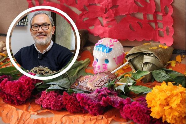 El Maestro de la IBERO Puebla compartió la importancia de las ofrendas y el calendario tradicional para recibir a las almas que regresan