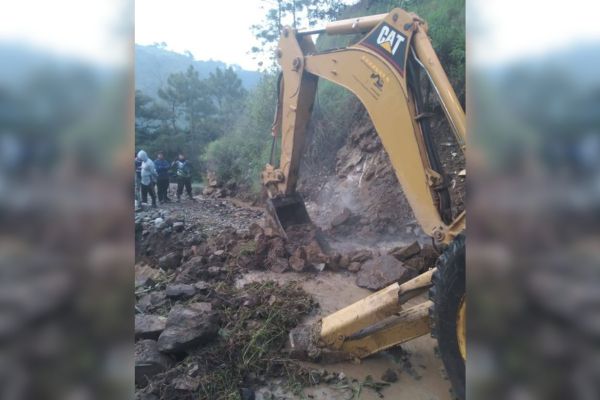 Las lluvias ocasionaron derrumbes y deslaves que afectaron la carretera Santa Elena – Totomoxtla, lo que provocó el bloqueo total en Honey