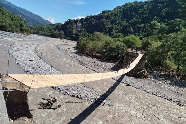 Vecinos del municipio de Tlacuilotepec, en la Sierra Norte de Puebla, con apoyo del Gobierno Federal, construyeron un puente colgante