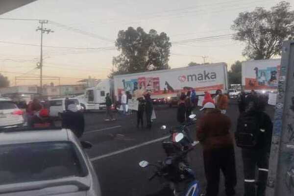 Piperos, y operadores de purificadoras mantienen cerradas avenidas y carreteras por restricciones en el suministro y distribución de agua