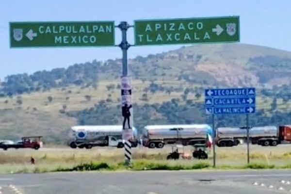 Colocaron tractores en el bloqueo para impedir la circulación cerca de Nanacamilpa, en la intersección para incorporarse al Arco Norte