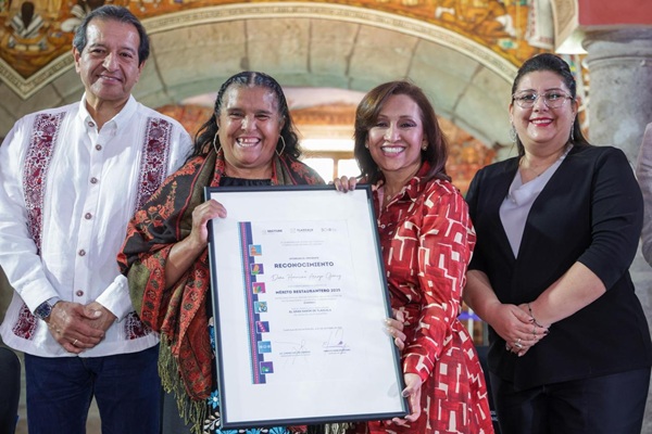 Gobierno de Tlaxcala entrega distintivos y sellos de calidad a prestadores de servicios turísticos
