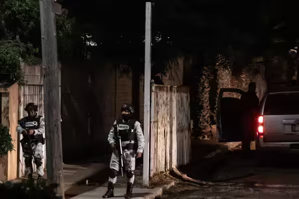 Antes de la detonaciones, escucharon un fuerte zumbido y pudieron visualizar un dron sin luces sobrevolando las instalaciones de la fiscalía