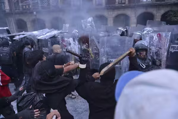 Los lesionados fueron trasladados a hospitales, donde señalaron que tres se encuentran graves, tras los hechos violentos en la marcha