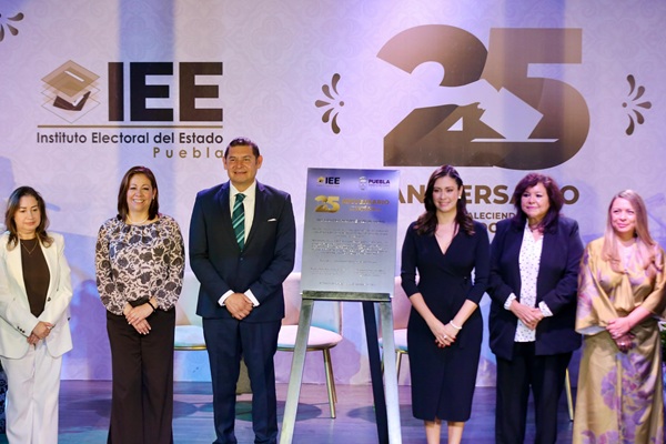 IEE Puebla celebra su 25 aniversario; autoridades destacan el valor de ejercer la democracia