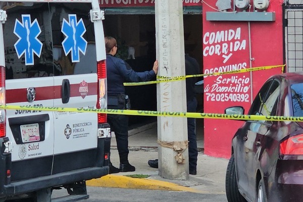 Al interior de la fonda 'La de los huevos de oro'en Forjadores, sujetos en una motocicleta asesinaron a un hombre identificado como Fidel N