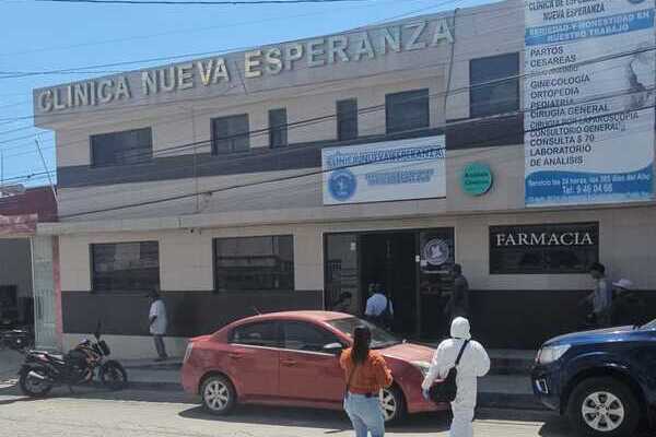 Tras los hechos, personal de la Secretaría de Salud suspendió las operaciones de la Clínica Nueva Esperanza mientras se realizan indagatorias