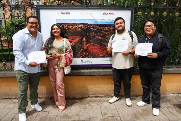 Los artistas visuales recibieron un reconocimiento por su participación en la exposición "Tlaxcala a 500 años de su fundación"