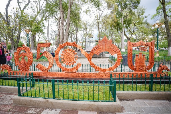 Alfonso Sánchez encabezó la develación de las letras monumentales en madera tallada con la inscripción “500 años de la Fundación la ciudad"