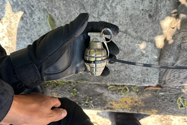 Uno de los habitantes de Domingo Arenas barría la banqueta y al retirar una rama se dio cuenta que había un objeto semejante a una granada