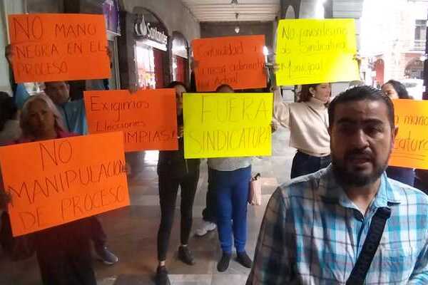 Vecinas y vecinos del fraccionamiento Hacienda de Santa Clara, primera sección, realizaron una manifestación en Palacio Municipal de Puebla