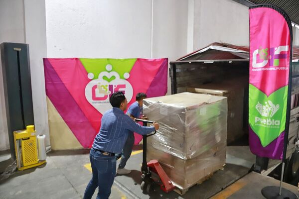 SMDIF de Puebla, a bordo de dos transportes de carga, ira a Huauchinango donde entregará despensas a las familias damnificadas