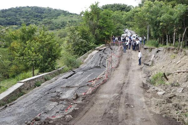 Para Pahuatlán, Tlacuilotepec y Tlaxco solo hay comunicación aérea, con lo que se ha hecho llegar víveres y otros apoyos requeridos