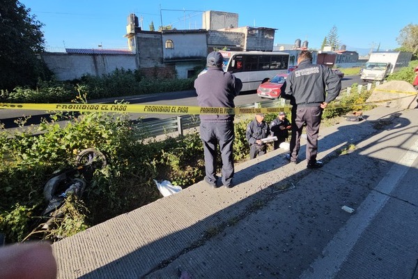 Debido a que estaba en la zanja, las labores de localización del cuerpo del motociclista se complicaron para los primeros respondientes