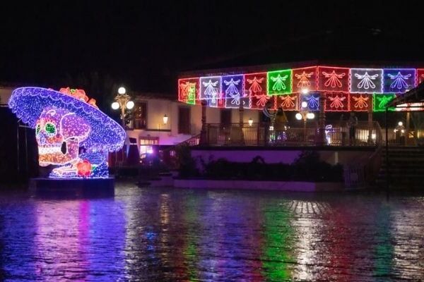 Zacatlán de las Manzanas se viste de fiesta para celebrar su tradicional Feria de los Muertos, un evento que, embelesa a locales y visitantes