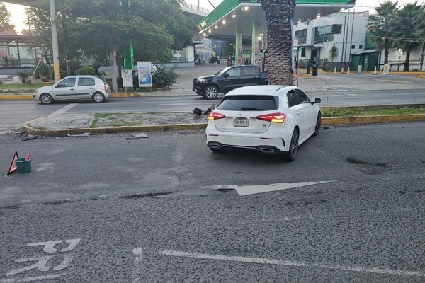 Tras el percance, a inmediaciones del Bulevar 5 de Mayo llegaron personas quienes preguntaron por los daños al vehículo y se retiraron