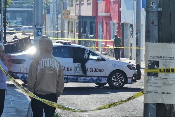 A inmediaciones de El Carmen, llegaron paramédicos quienes se encargaron de confirmar que la mujer ya no contaba con signos vitales